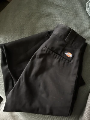 Dickies elizaville - Ett par kostymbyxor från dickies i modellen ”elizaville”. Säljes pga att de blivit för små för mig. Storlek w24 vilket motsvarar typ xs