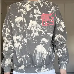 säljer denna väldigt unika och coola sweatshirt köpt ifrån Urban Outfitters för cirka 500kr✨säljer den pga av att har ingen användning utav den nån mer‼️skicket är väldigt bra på den pga av att har använt den ett fåtal gånger🧚🏻