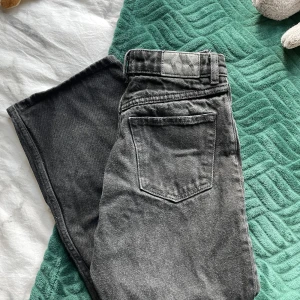 Monki jeans  - Använda väl men är i fint skick. Lite kortare ner till och högmidjade! Straight leg