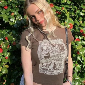 Brandy Melville crop top - Crop top från Brandy Melville med coolt tryck!⚡️ I bra skick, endast använts under några enstaka gånger. Pris kan absolut diskuteras.                                                       (Bilder lånade från brandy melvilles hemsida & Instagram)  
