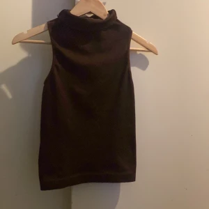 Storlek:S/XS - Säljer den här bruna toppen som sitter lite tajt vilket gör att man får en väldigt fin figur. Köpte den i beyond Retero. Den går lite in på ryggen vilket är väldigt fint.