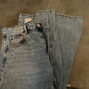 Ett par helt vanliga stradivarius jeans i storlek 38, dom är straight leg. 100kr nypris 400kr❤️