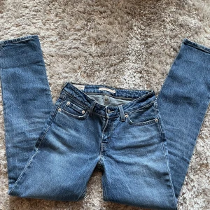 Low waist straight jeans  - Levi’s low pitch straight. Använda 1 gång! Säljs för att de inte passade mig i formen. Köpta för 1200 kr