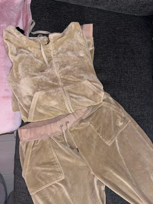 Juicy set - Storlek M på koftan och underdel storlek L men passar M. Kan mötas i Stockholm och Örebro. Äkta dress i bra skick