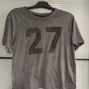 Mörkgrå t-shirt med tryck 27! Storlek M