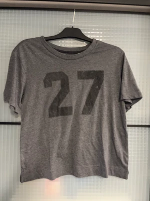 T-shirt  - Mörkgrå t-shirt med tryck 27! Storlek M