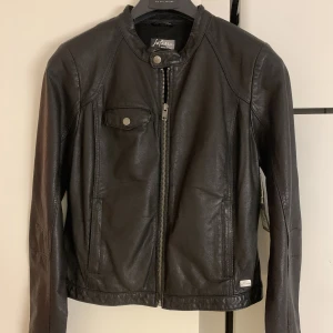 Kenza skinnjacka  - Äkta skinn oanvänd äkta Kenza jacka med prislapp på, storlek 40 Pris går att diskutera 😊