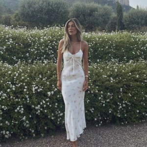 Blommig Zara klänning  - Säljer denna blommiga Zara klänningen i storlek XS använd bara en gång och är väldigt bra skick!!! 