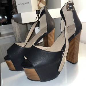 Tiamo klackar  - Skitsnygga Helt nya klackar med hög platå aldrig använda prislapp kvar, nypris 600kr säljer de för 99kr