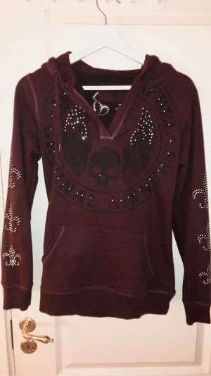 emp hoodie - cute vinröd graphic hooide från emp shop med rhinestones!!