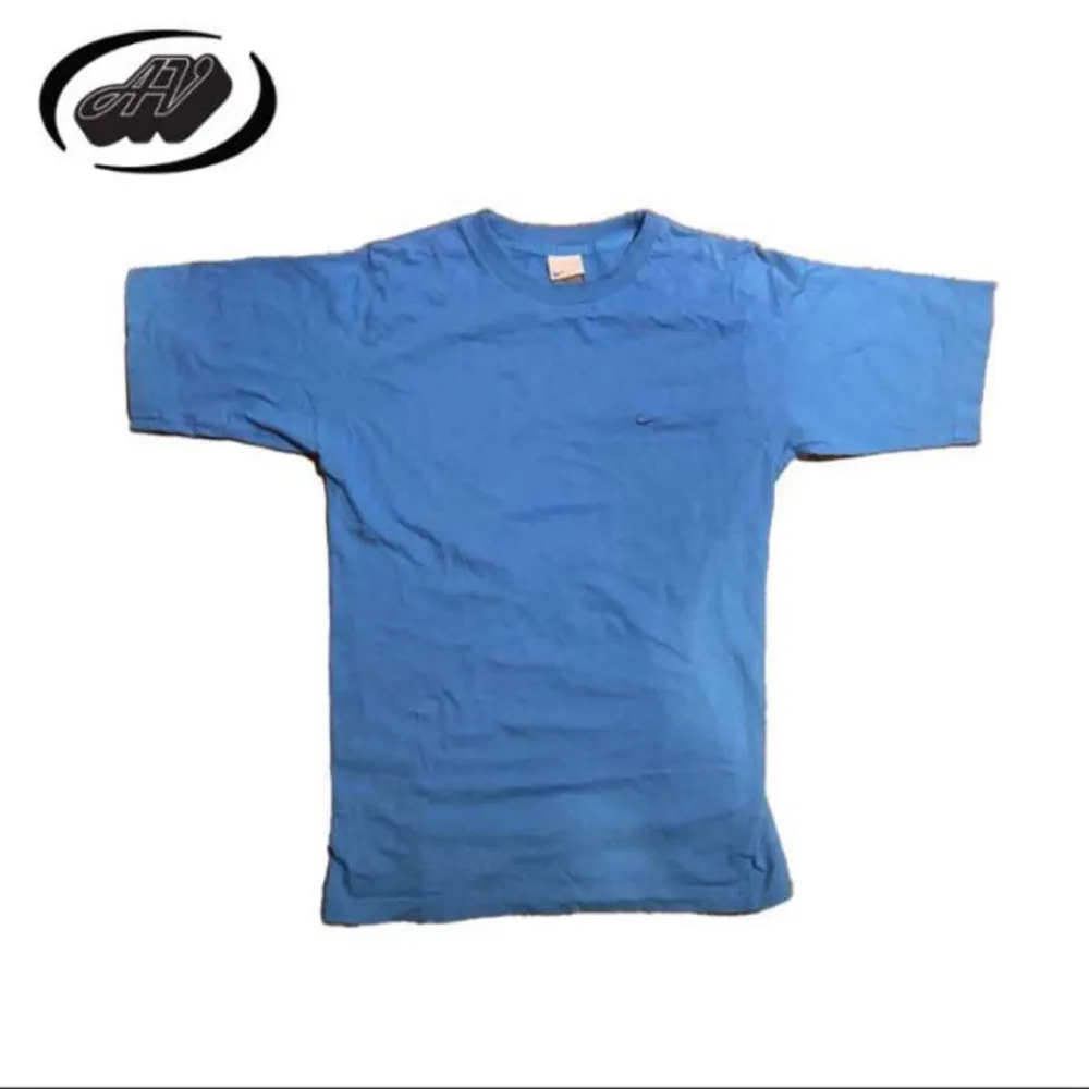 Tjo! Här har vi en riktigt clean Nike t-shirt  Strl xs men sitter lite större🤍🖤. T-shirts.