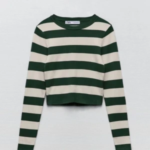 Zara topp - Grön-vit randig topp från Zara. Storlek M men mer som S, ganska tight. Använd 1 gång.