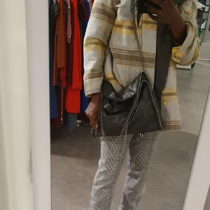 Åkta McCartney väska  - I bra skick och köpte några år sen passar till allt. Den är åkta då tappade åkta bevis därför priset 