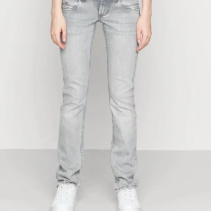 pepe jeans - säljer mina gråa pepe jeans! köptes för ca 1000kr i somras och säljer för 500kr💕 knappt använda då ja inte tycker de passar mig de är i storlek 26/32💕