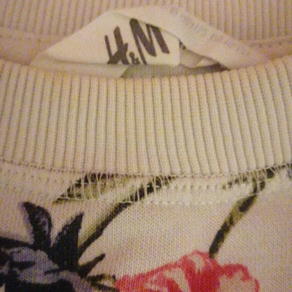 Säljer min magtröje sweatshirt från H&M för den har blivit för liten. Har blivit använd nå fåtal gånger. Kontakta för fler bilder. . Tröjor & Koftor.