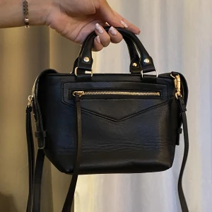 Väska hm - Köpte denna i nice nu i somras, använd EN (1) gång hahahah de ju tragiskt:(((((