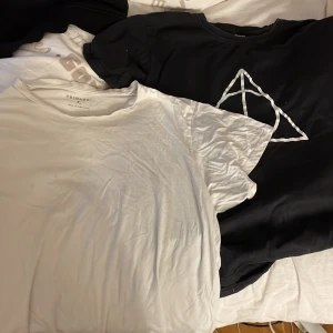 T-shirt - Den vita tröjan är från primark i storlek XL vilket sälgs för 20kr samt en svart tröja från mr.wolf i storlek XL som jag säljer för 100kr