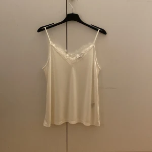 Vitt linne med spets - Somrigt linne med spets, aldrig använt då det är för stort. I storlek xs men skulle säga att den är ganska stor i storleken. Väldigt fint skick inga fläckar eller sådant. 50kr plus frakt