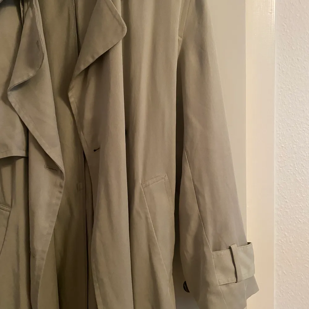 Säljer denna supersnygga trench coat från weekday, bara använd 1 gång! Bra kvalite, inga fläckar eller likande!. Jackor.