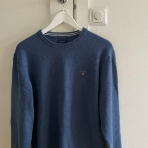 Gant Stickadtröja Lammull - Stickad Tröja som passar perfekt till finare tillfällen som vardag. Mittemellan tjock och tunn. Inte Använt sällan. Standard fit. Köpt för 1400 kr