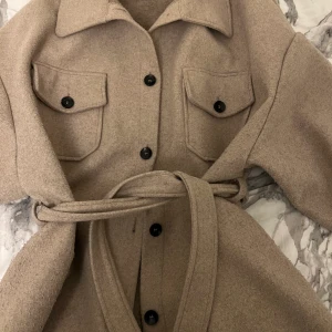 Kappa - Säljer denna kappa använd ett par gånger, har ludd på sig. Den är köpt på Bohoo för några månader sedan.