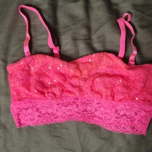 Rosa paljetttopp - Paljett-topp med spets i storlek s från cubus. Kan skickas mot frakt. 