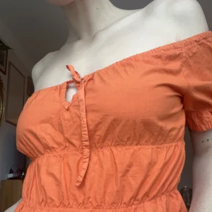 Sjukt fin topp - Superfint orange Off shoulder topp:)   