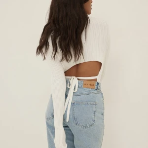 Ribbad topp  - En vit ribbad topp som är öppen i ryggen från NA-KD. Jag har använt den 1 gång.