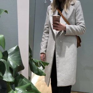 Säljer grå & vit kappa - Säljer min grå & vita kappa 