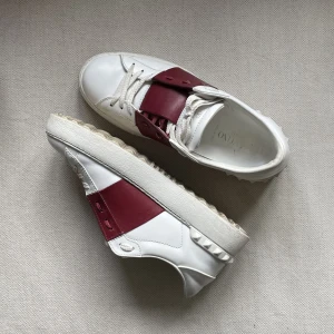 Valentino Garavani sneakers - Säljer mina Valentinosneakers då de inte kommer till användning. Storlek 36, men är stora i storleken och passar mig som har 37. Originalbox, dustbag och nya skosnören medföljer. Säljs i befintligt skick🙌🏼❣️