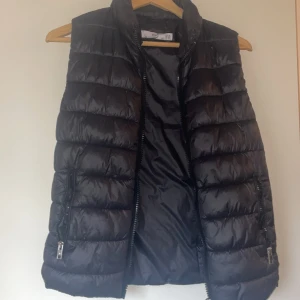 Väst - Säljer en fin väst som jag inte använt alls många gånger, och nu har den blivit för liten för mig, den är i fint skick och är i storlek XS, (normal i storlek)