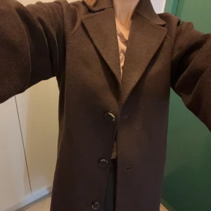 Kappa brun - Jättefin brun kappa. Lite tunnare höst/vår köpt på Na-kd. Använd några gånger aningen liten på mig. Nypris 2400 kr 