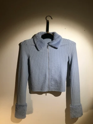 Blå långärmad magtröja med päls-polokrage - Jättefin babyblå, tajt magtröja 