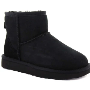 svarta skor - säljer dessa ugg liknande skor då jag har fått ett par nya. de är i bra skick. kontakta mig för fler bilder eller om du skulle vara intresserad 💝