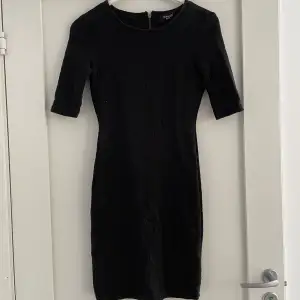 Svart klänning från Sisterspoint i storlek XS