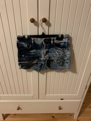 Shorts - Blåa jeans shorts med paljetter på fickorna fram. Storlek 146. 