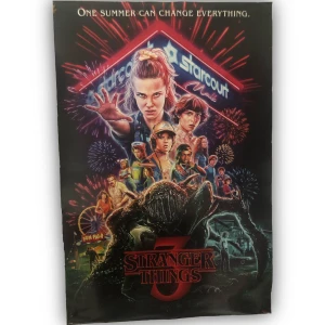 Stranger Things poster - Säljer denna poster från Stranger Things då den inte kommer till användning! Kan posta men kmr ist behöva vika den. Skriv privat vid frågor🙌