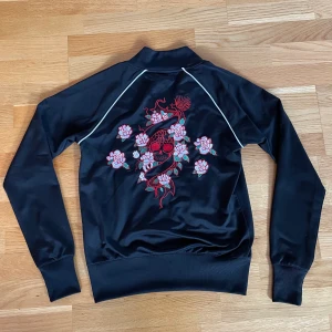 Snygg bomberjacka med brodyr  - Schysst jacka i polyester. 