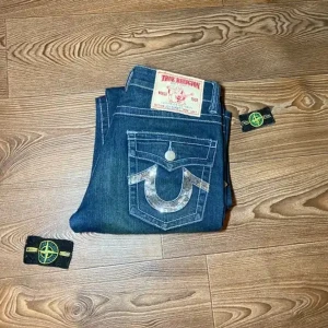 Helt nya vintage true religion - De är i helt nytt skick fick de av en kompis men var i helt fel storlek så har aldrig haft på mig de. 
