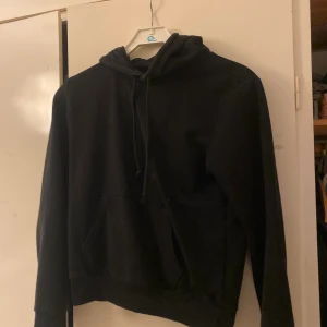 Hoodie - Svart hoodie från HM, storlek S Använt ett fåtal gånger och hänger nu mest bara i garderoben Köptes för 299kr säljer för 150kr