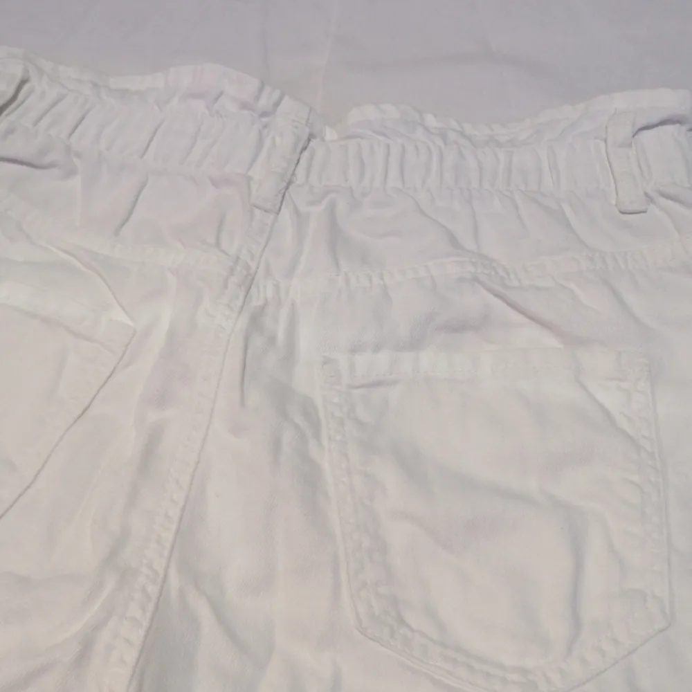 Vita byxor från Zara med vida ben. Säljer då de inte kommer till användning. Avslappnad fit 🤍. Jeans & Byxor.