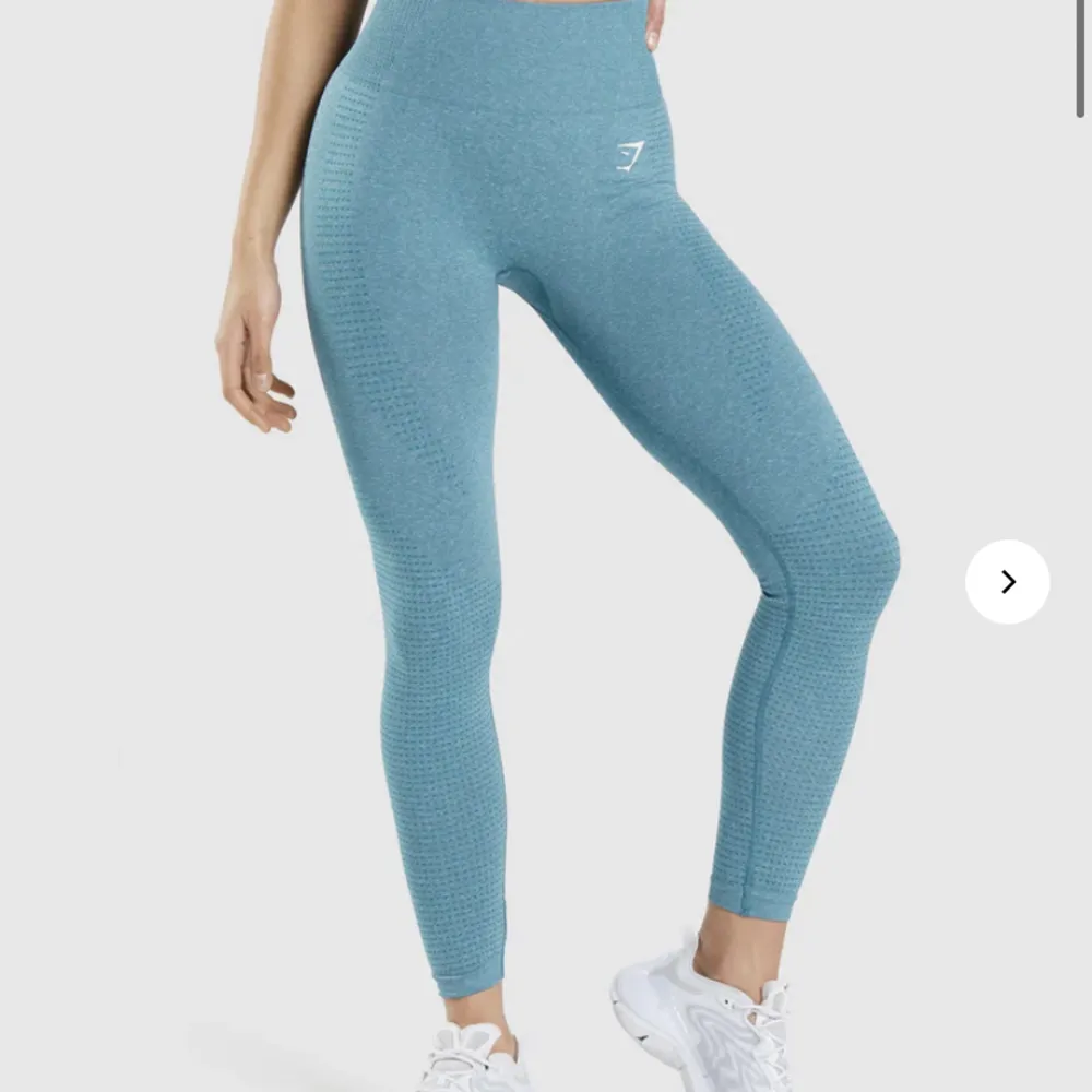 Sköna och fina träningstighs från gymshark som inte kommer till andvändning längre💕Ny pris 550kr. köparen står för frakt💕. Jeans & Byxor.