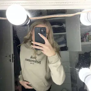 Säljer denna hoodie som kommer inte till användning 💕 i storlek S 