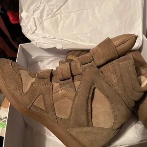 Isabel Marant  - Fantastiskt fina nästintill oanvända Isabel Marant skor i storlek 40. Köpa för ca 4500. Box & dustbags ingår.