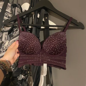 Snygg festtopp - Säljer denna bh/topp från new yorker som endast används en gång till en utklädnad. 