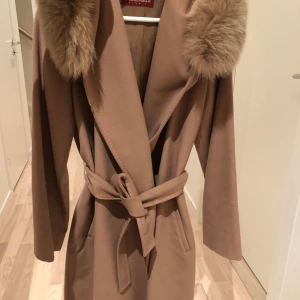 Maxmara kappa - Säljer min MaxMara kappa i färgen kamel, stl 36  5000:-