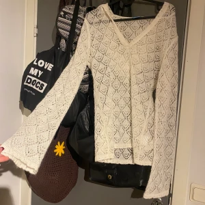 Stickad tröja - BUDGIVING IGÅNG DÅ MÅNGA INTRESSERADE:) Säljer denna supersöta stickade vita toppen som jag köpt här på plick, vill egentligen behålla men skulle behöva pengarna❤️ TRYCK INTE PÅ KÖP NU!❤️ 