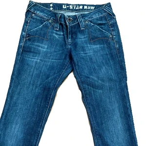 Mörkblåa lågmidjade jeans  - Ett par mörkblåa lågmidjade jeans med snygga bakfickor. De är inte skinny men inte bootcut. Så skulle mer säga straight. Kan mötas upp i Stockholm eller frakta då köparen står för frakten💞