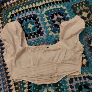 Vit topp - Vit topp från HM, annvänt kanske 5 ggr. 💕Ny pris 150kr.