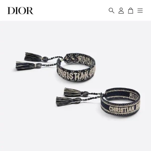Dior armband - Intressekoll på mitt Diorarmband🙌🏼🥰äktehetsbevis och alla boxar samt kvitto får man med!! super fint och köpte typ innan sommaren och de översta på bilden säljer jag💓